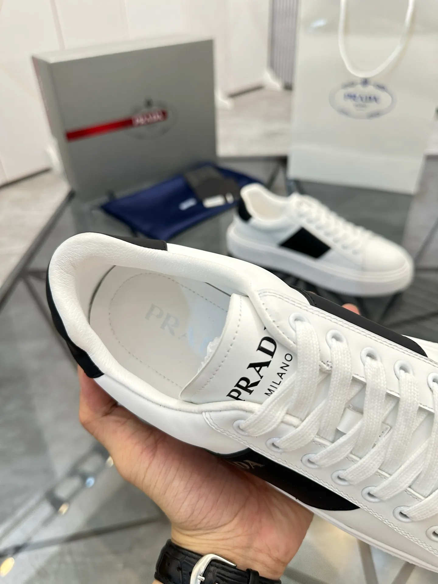 Men's shoes for sale💰: 💰P500¥ High-end top quality Product trademark: Prada * "Prada*" low-top casual shoes Regular size: 35-45 (can be customized to 46) Couple style Product materials: imported first-layer cowhide leather upper, water-dyed sheep lining, original outsole. No.: H201